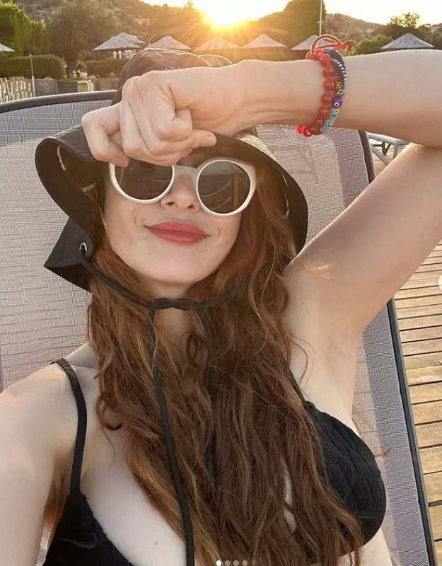 Mine Tugay "Yaz" diyerek yeşil bikinisiyle peş peşe fotoğraflarını paylaştı. Gören hayranları hayran kalıp bir kez daha baktı - Resim: 9