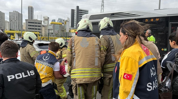 İstanbul'da metrobüs kazası! Çok sayıda yaralı var! 1 kişi hayatını kaybetti! - Resim : 2