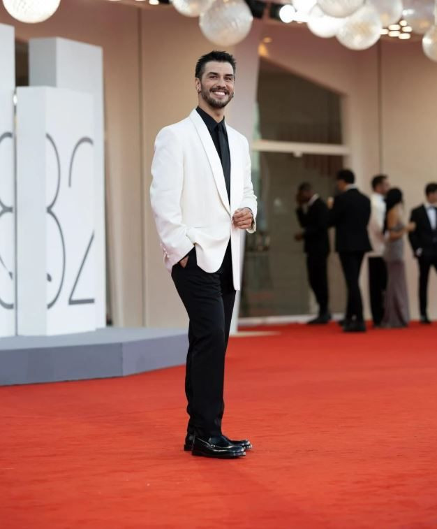 Nicole Kidman'la başrol oynamıştı! 'Nine Perfect Strangers'ın yıldızı Aras Aydın'a Venedik'te ödül - Resim: 4