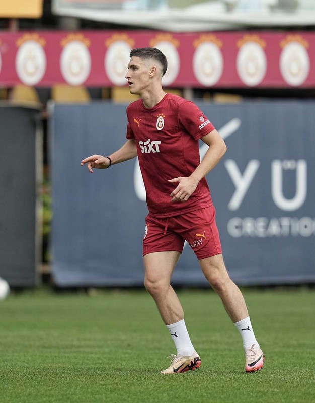 Galatasaray’da değişim başlıyor! Okan Buruk’tan 11 milyon euroluk yıldız için şok rapor! “Satılabilir” - Resim: 5