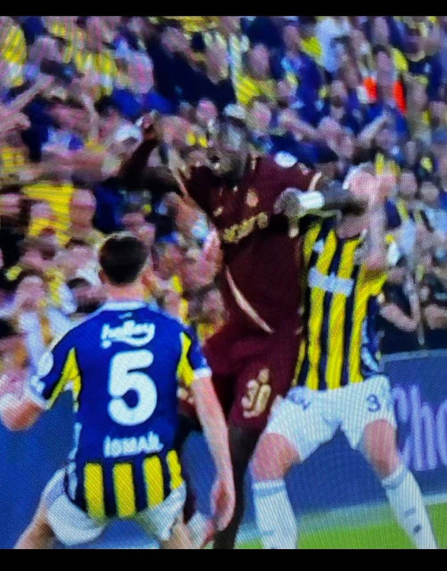 Fenerbahçe- Trabzonspor maçında tartışmalı pozisyonlar! Top çizgiyi geçti mi, Onuachu'nun golünde faul var mı? Hakemler kararını verdi - Resim: 4