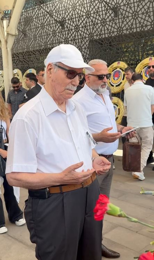 Usta oyuncu Zihni Göktay'a acı veda: Son yolculuğuna uğurlandı - Resim : 10