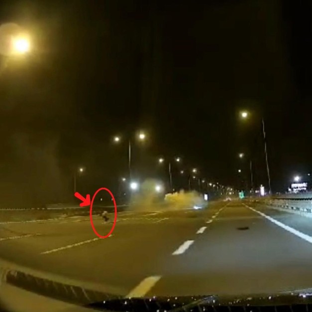 Sakarya'da feci kaza! Küçük çocuk taklalar atan otomobilden yola fırladı: O anlar kamerada - Resim : 3