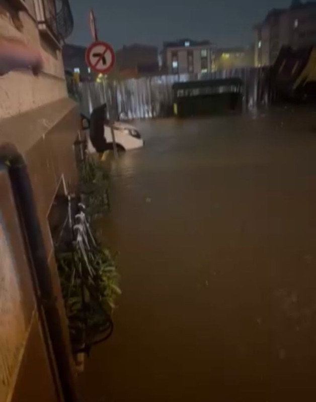 Sultangazi’yi sağanak yağış vurdu! Yollar göle döndü, araçlar mahsur kaldı - Resim: 2