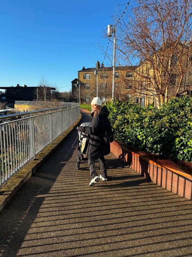 Aslı Enver ile minik kızı Elay'dan Londra pozları! "Küçük gezgin yükleniyor" - Resim : 5