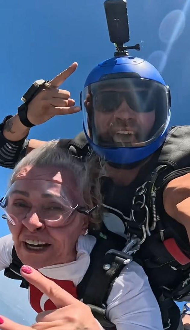 Uzak Şehir’in Sadakat’i uçaktan paraşütle atladı! 59 yaşındaki Gonca Cilasun'un adrenalin dolu anları olay oldu - Resim : 2