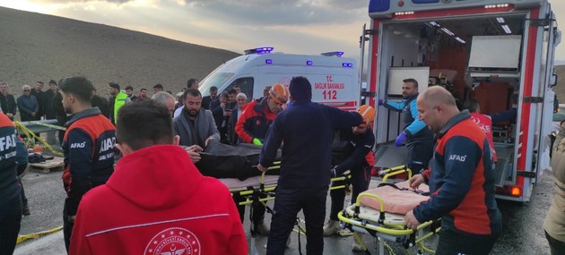 Van'da korkunç kaza! Minibüs ile kamyon çarpıştı! Çok sayıda ölü var! - Resim : 2