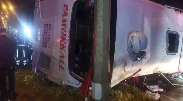 Balıkesir'de feci kaza! Yolcu otobüsü devrildi: 3 ölü, 31 yaralı - Resim : 2