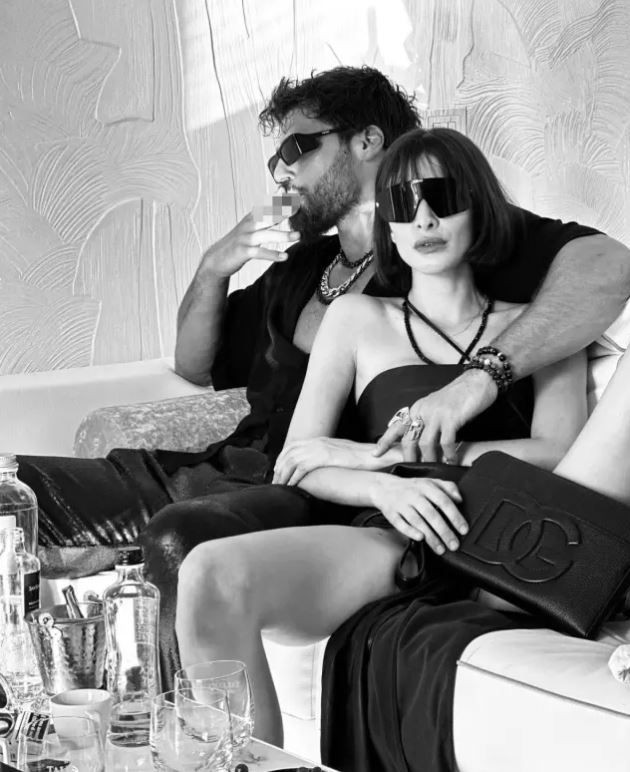 Can Yaman ve sevgilisinden ortalığı kasıp kavuran poz! Frikik vermemek için önüne çanta koydu - Resim: 6