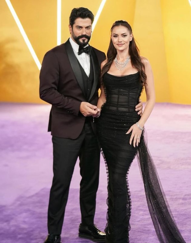 Fahriye Evcen ve Burak Özçivit'in ailecek kar keyfi! Çocuklarıyla pozları büyük beğeni topladı - Resim: 1