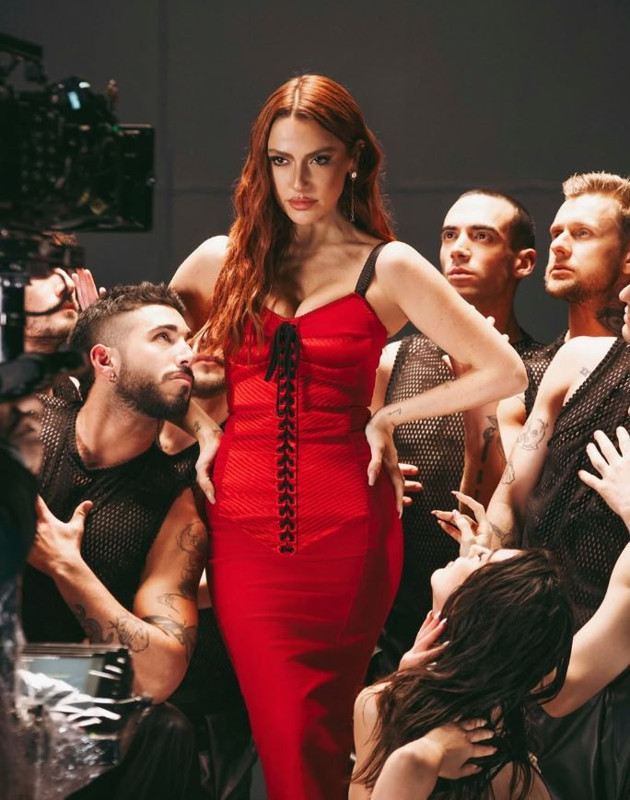 Ünlü şarkıcı Hadise yeni klibinden yeni fotoğraflar yayınladı! Bu kez kırmızı elbisesiyle göğüs dekoltesi dikkat çekti - Resim: 4
