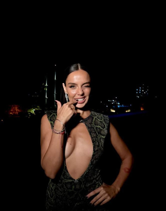 Rıza Kocaoğlu aradığı aşkı şarkıcı da buldu! Yeni sevgilisini kucağına alıp poz verdi - Resim: 4