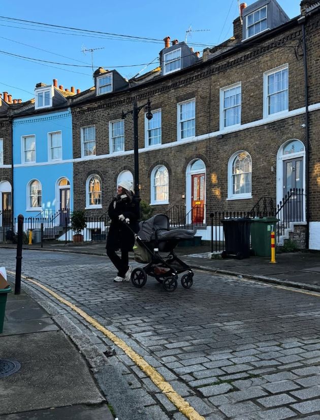 Aslı Enver ile minik kızı Elay'dan Londra pozları! "Küçük gezgin yükleniyor" - Resim : 6