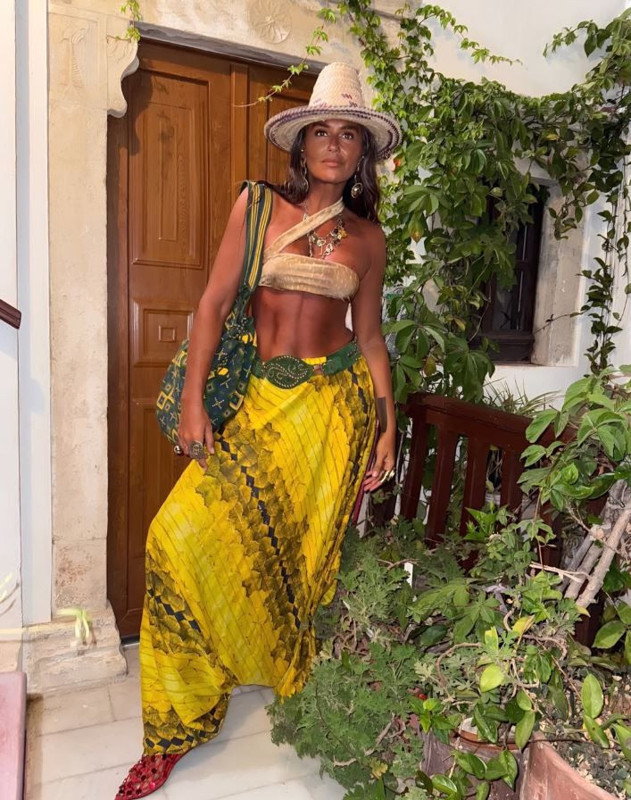 Eda Taşpınar'dan cesur tatil pozları! Bikinisiyle kayalıklara sere serpe uzandı, o hali sosyal medyayı salladı - Resim: 1