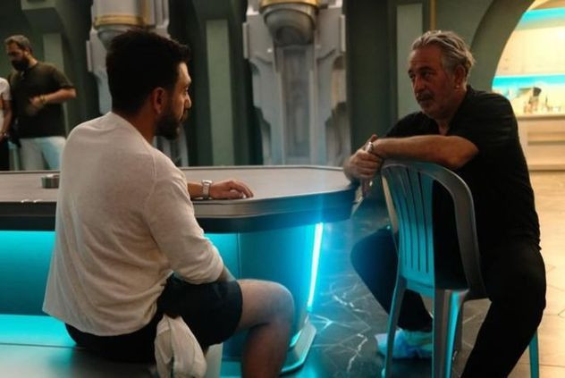 Cem Yılmaz'dan GORA 4 GORA setinden yeni kare! Oğlu Kemal'i koltuğuna oturttu - Resim: 1