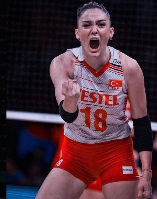 Ünlü voleybolcu Zehra Güneş, tarzıyla yine beğenileri topladı! Siyah ve lacivert uyumuyla görenleri büyüledi - Resim: 3
