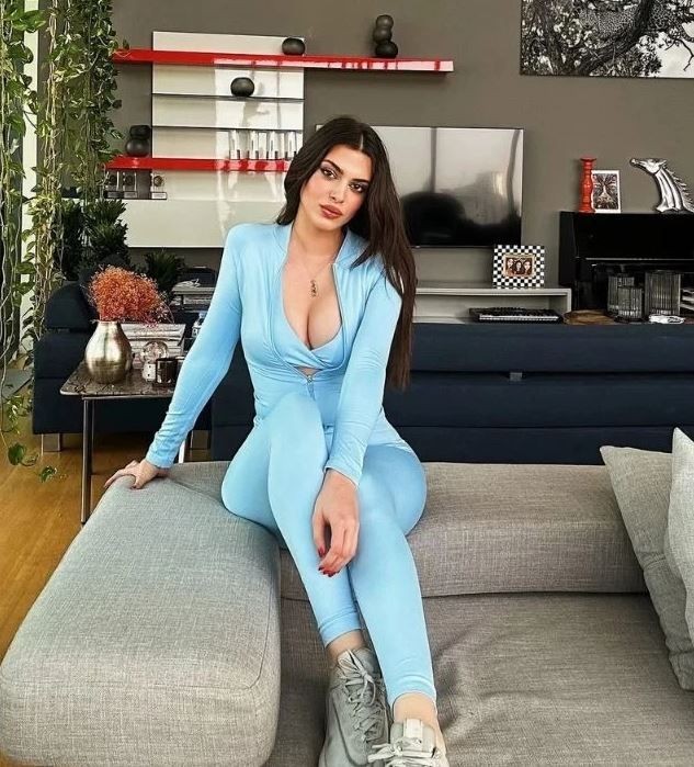 Defne Samyeli'nin kızı Derin Talu'dan iddialı paylaşım! Bornozuyla yatağa sere serpe uzandı, o halleri ortalığı kasıp kavurdu - Resim: 3