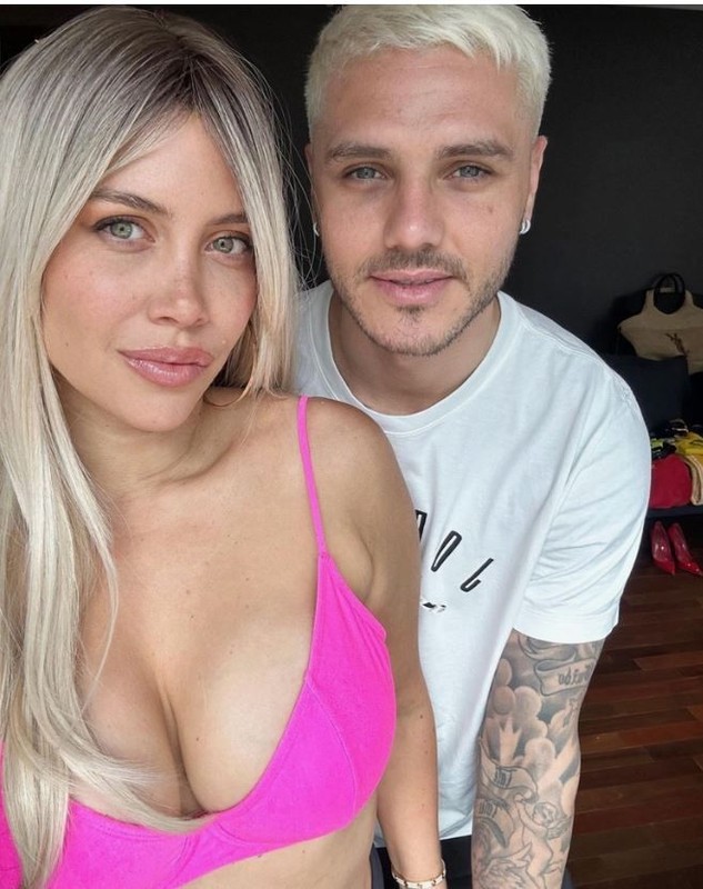 Galatasaraylı Icardi'den boşanmak üzerine olan Wanda Nara'dan cesur pozlar! Ceketinin fermuarını açık bıraktı, göğüs dekoltesiyle nefes kesti - Resim: 1