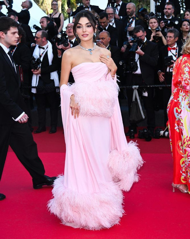 Hande Erçel'den ortalığı kasıp kavuran Cannes pozları! Kırmızı süper mini elbisesiyle mest etti, paylaşmalara doyamadı - Resim: 3