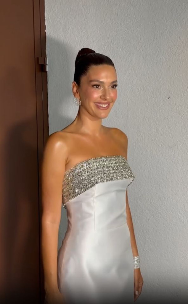 Bergüzar Korel'den kilo verme iddialarına yanıt: Mide ameliyatı mı oldu? - Resim : 1
