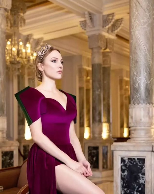 Meryem Uzerli'nin Çırağan Sarayı pozları mest etti! Yırtmaçlı tarzı ortalığı kasıp kavurdu - Resim: 4