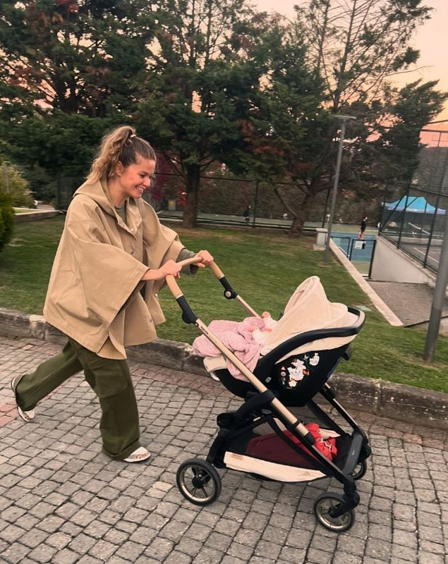 Burcu Biricik ailesiyle tekne tatilinde! Renkli karelerine beğeni yağdı - Resim: 3