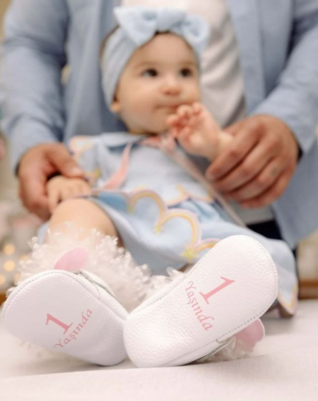 Yıldız Çağrı Atiksoy kızının yüzünü ilk kez gösterdi! Minik Mira Milena'nın doğum günü pozları büyük beğeni topladı - Resim: 6