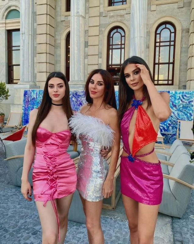 Defne Samyeli'nin kızı Deren Talu'dan nefes kesen paylaşım! Bikinili pozlarıyla takipçilerini mest etti - Resim: 1