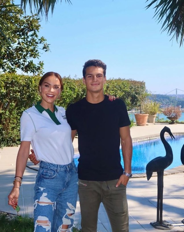 Ebru Şallı'nın oğlu Beren Tan yakışıklılığıyla ilgi odağı oldu! Adeta mankenlere meydan okuyor - Resim: 2