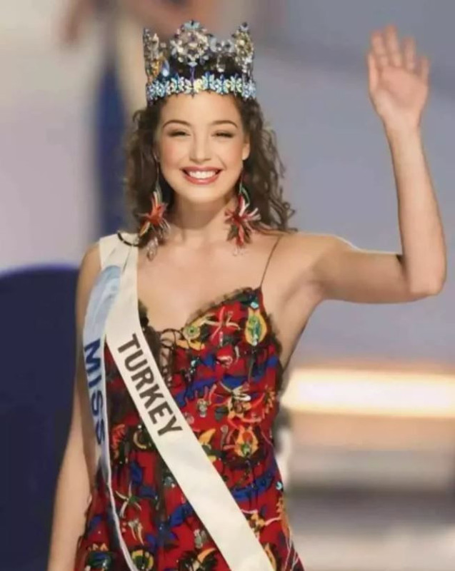 Kainat Güzeli Azra Akın'ın güzellik sırrı ortaya çıktı! Kim der ki 43 yaşında! - Resim: 7