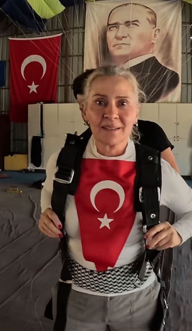 Uzak Şehir’in Sadakat’i uçaktan paraşütle atladı! 59 yaşındaki Gonca Cilasun'un adrenalin dolu anları olay oldu - Resim : 1