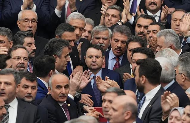CHP'li vekiller kürsüyü işgal etti! Gürlek ve Çiftçi'nin yemin töreni öncesi gerginlik yaşandı - Resim : 2