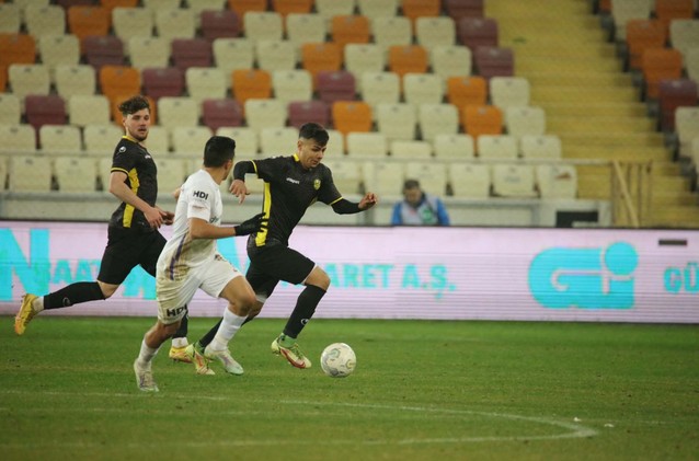 Malatyaspor tarihinin en geç oyuncusunun sıra dışı hikayesi! Sözleşmeyi imzaladı, bina hasarlı olunca hayalleri de gecikti - Resim : 1