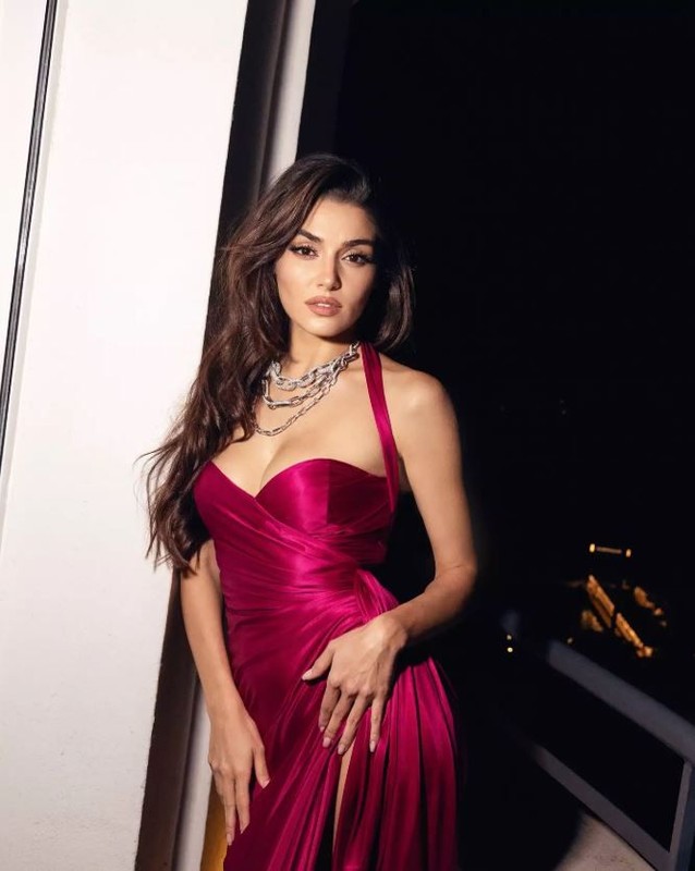 Hande Erçel'in Cannes tarzı ortalığı ateşe verdi! Derin yırtmaçlı elbisesiyle pozlar verdi, o hali yürek hoplattı - Resim: 5