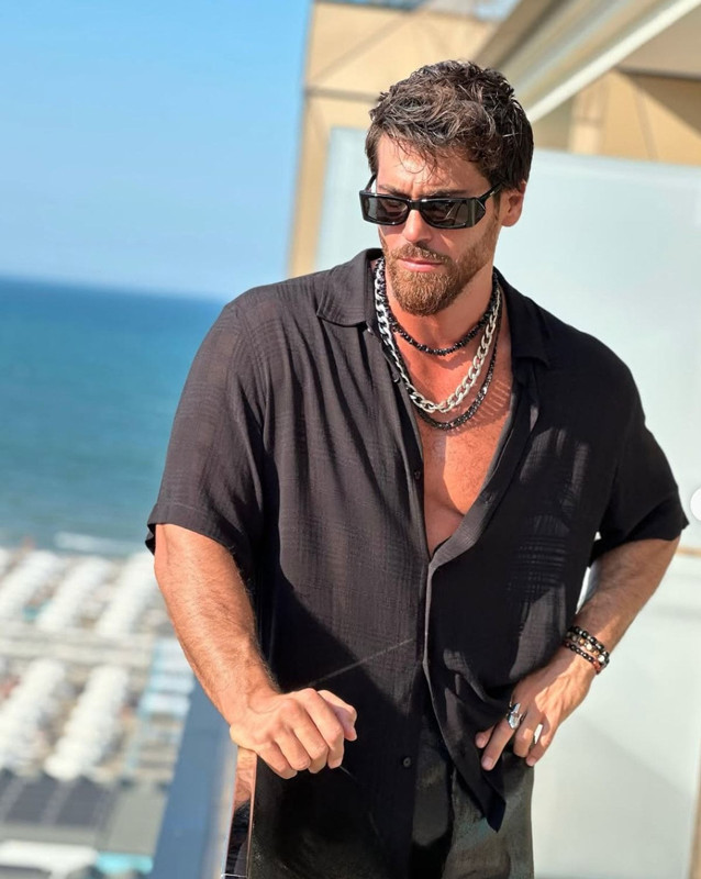 Can Yaman tatilde aşka geldi! DJ sevgilisi Sara Bluma'yı sırtında taşıdı! O anlar sosyal medyayı salladı - Resim: 1