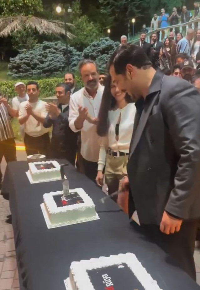 Eşref Rüya ekibinden veda kutlaması! Dizinin final bölümü çekimleri tamamlandı - Resim : 2