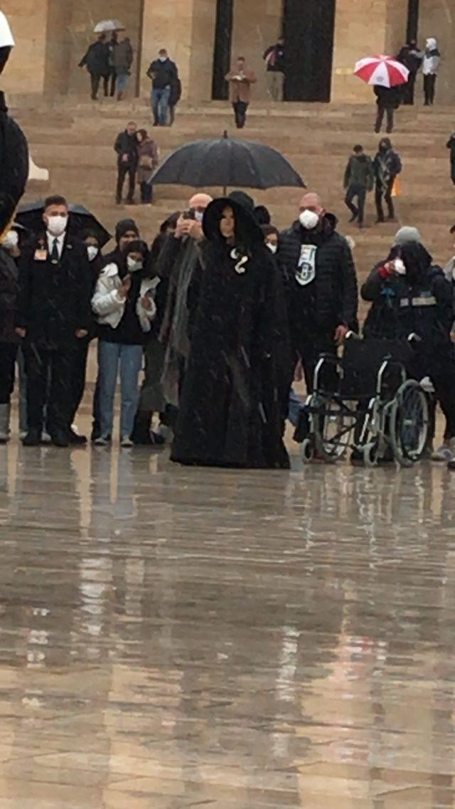 Anıtkabir görüntüleri gündem olan Bülent Ersoy'a Gülben Ergen'den destek geldi! - Resim : 2