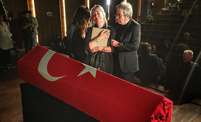 Tarık Ünlüoğlu'nun cenazesinde yine aynı skandal - Resim: 2