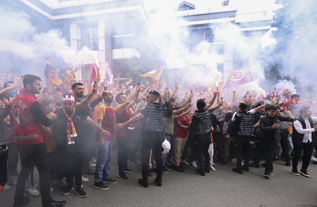 Taraftarlardan coşkulu uğurlama: Şampiyon Galatasaray, Fenerbahçe derbisi için yola çıktı! - Resim : 2