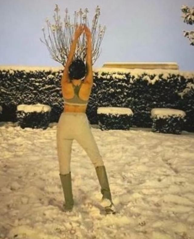 Güzel oyuncu Hande Erçel, önce kar üstünde yarı çıplak pozunu paylaştı sonra sildi! - Resim: 3