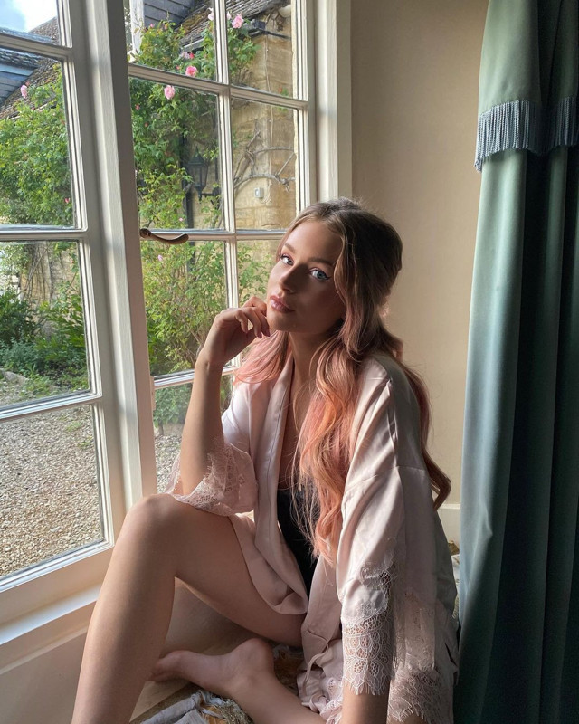 Ünlü model çıplak fotoğraflarını satışa çıkardı! - Resim: 3