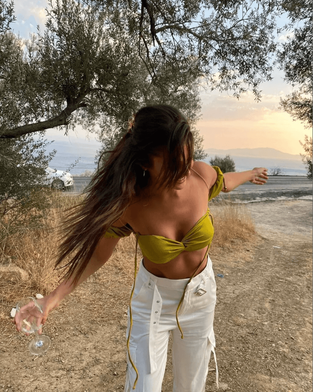 O çoğuna göre Türkiye'nin en güzel kadın oyuncusu! Hande Erçel, fıstık yeşili üstü ve derin göğüs dekoltesi ile bir kez daha akılları baştan aldı - Resim: 21