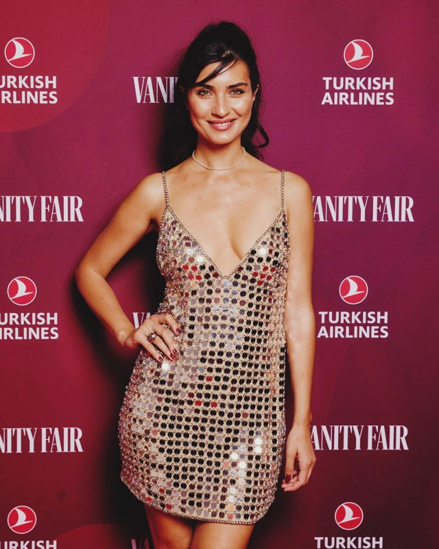 Tuba Büyüküstün kamera önünde saçlarını kesti! Altına yazdığı not kafaları karıştırdı - Resim: 2