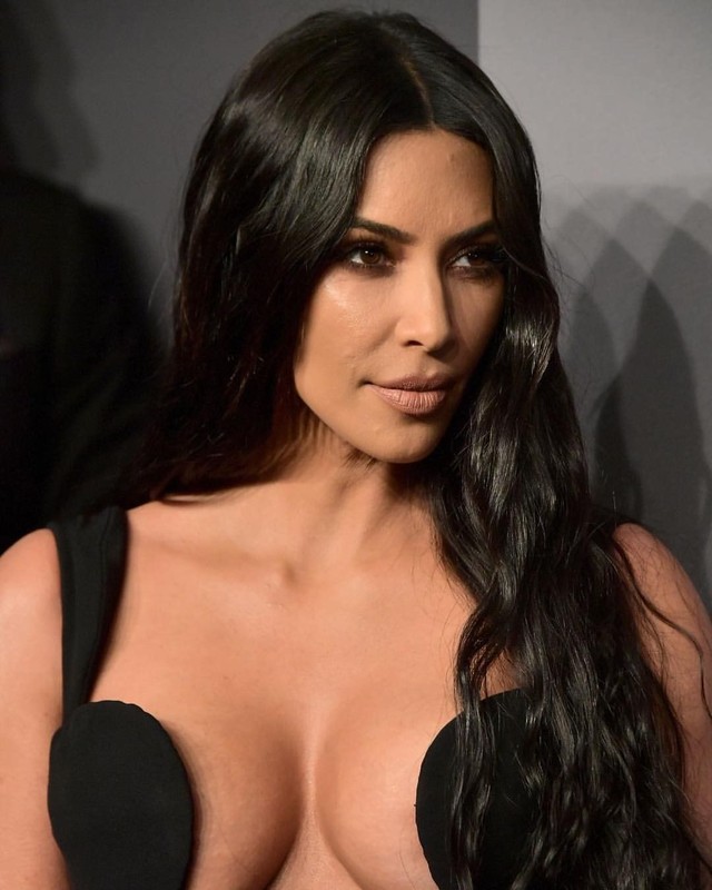 ABD'li ünlü televizyon yıldızı Kim Kardashian'ın plaj çekimlerinde verdiği göğüs dekoltesi ortalığı yaktı geçti! Eğilmesiyle olanlar oldu - Resim: 2