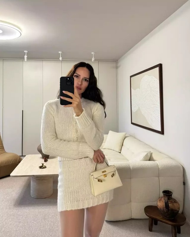 Yasemin Özilhan'dan mini etekli paylaşım: Fit haline beğeni yağarken, eleştirel yorumlar da geldi! - Resim: 3