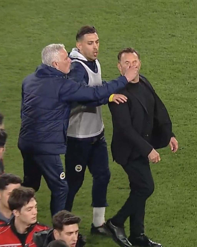 Dünya konuştu, sosyal medyada gündem oldu! Mourinho’nun Okan Buruk’un burnunu sıkması ses getirdi! “Çılgın bir an, kontrolünü kaybetti” - Resim: 3