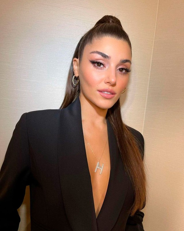 Hande Erçel'den Cannes çıkarması! Güzelliğiyle kırmızı halıya damga vurdu - Resim: 1