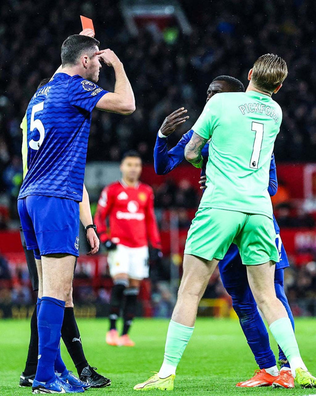 Dev maçta yıldız futbolcudan skandal hareket! Takım arkadaşına hamlesi ortalığı karıştırdı! Kırmızı kartla oyundan atıldı - Resim: 4