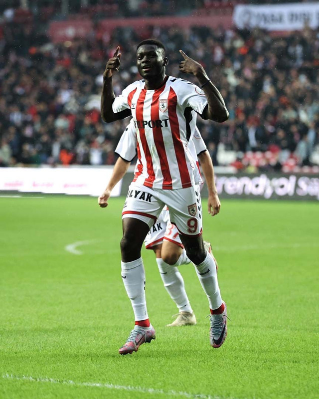Galatasaray formasıyla antrenman yapması taraftarı kızdırmıştı! Marius Mouandilmadji sessizliğini bozdu - Resim: 3