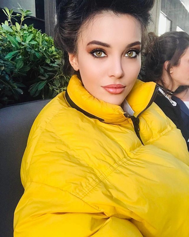 Tuvana Türkay'dan iddialı poz! Derin yırtmaçlı elbisesiyle Londra sokakları alev aldı! - Resim: 1